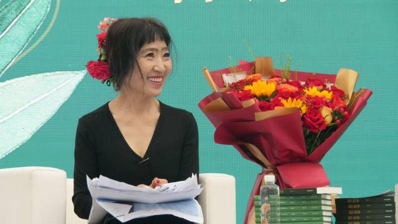 王莺携新书《北京花事》亮相丰台国际花展