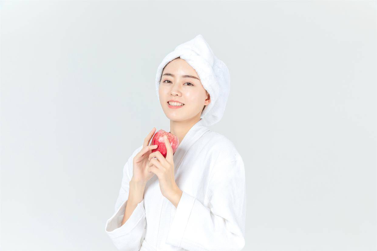 男子用房卡刷开铂莱华酒店房门 20岁女房