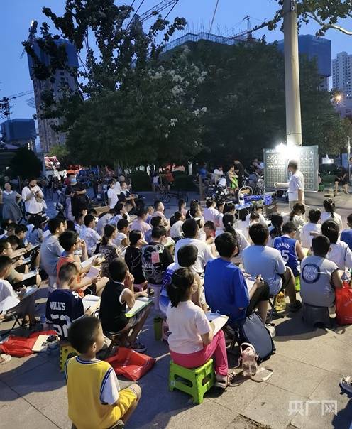 冀动人心·银发华章丨街头书法教师李贵江：在路灯下书写“人”字 十年带出两千名学生