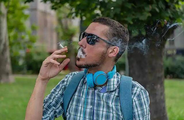 原创            医生提醒：男性若戒掉吸烟，用不了半年，身体或会有5个改变