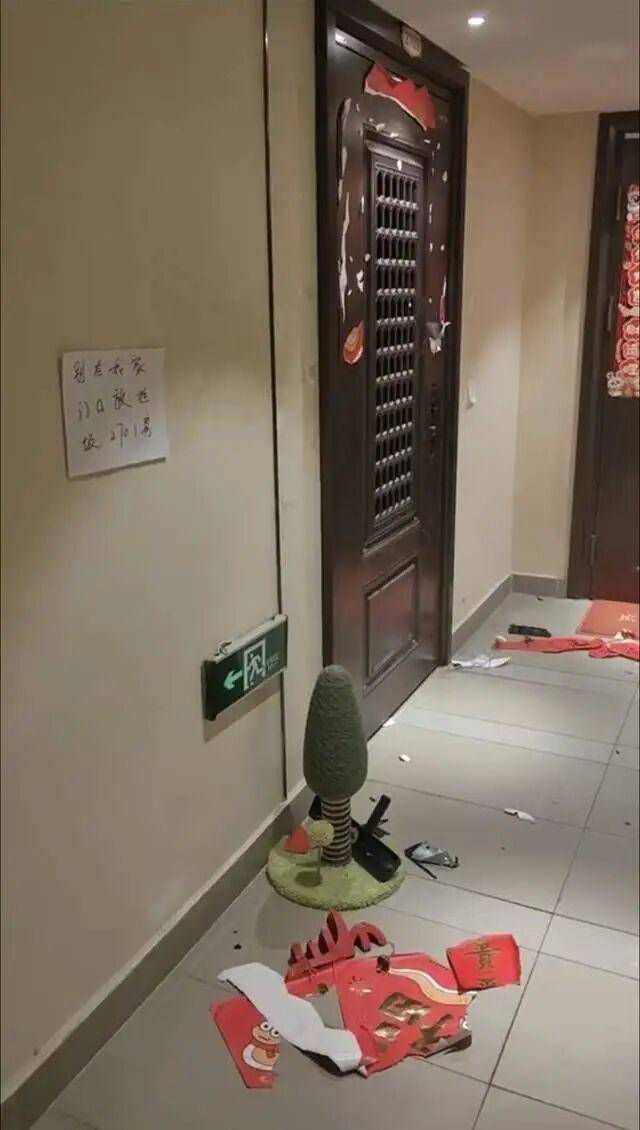 女子貼條提醒鄰居“別在我門口放垃圾”，遭鄰居凌晨撬鎖入室毆打，法院判了海報