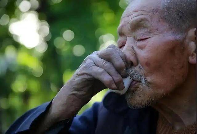 高血压一点酒都不能喝？医生：高血压还喝酒，5个后果承担不了