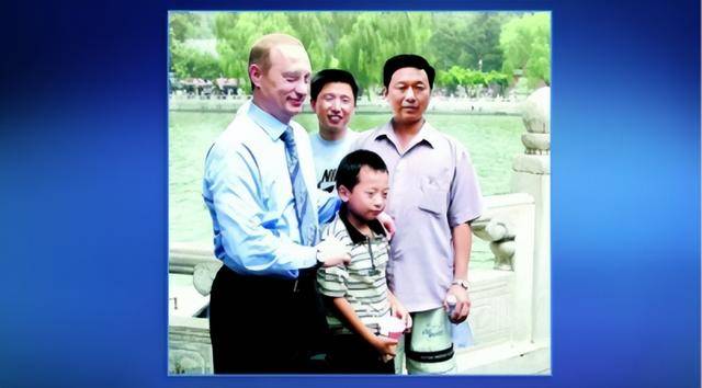 “中国男孩”26年后与普京重逢，送给他一套瓷器，背后有何巧思？