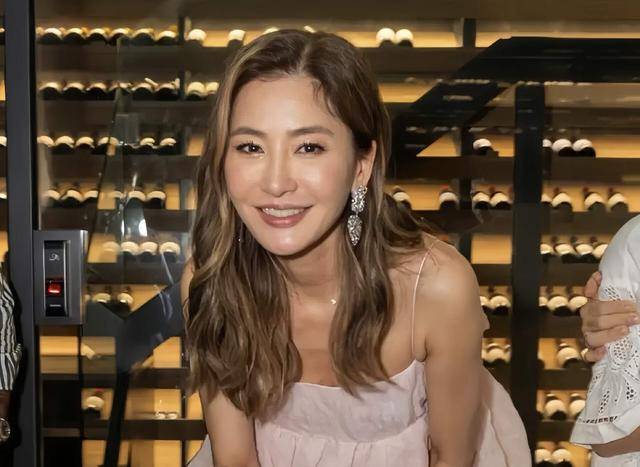香港名模迎来52岁生日，皮肤紧致状态冻龄，两度原谅外籍老公出轨