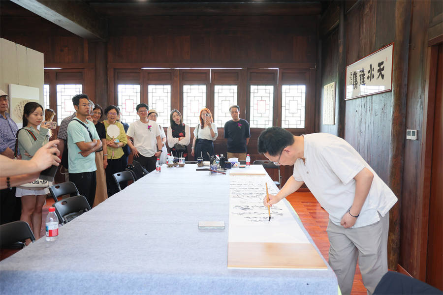 让城市空间美起来|上海第1000座公园办首个书法展，透出笔墨“一纸春光”