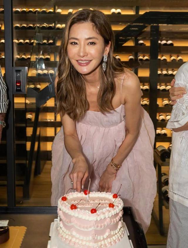 香港名模生日群星到贺，张智霖满面倦容惹担心，与袁咏仪对比明显