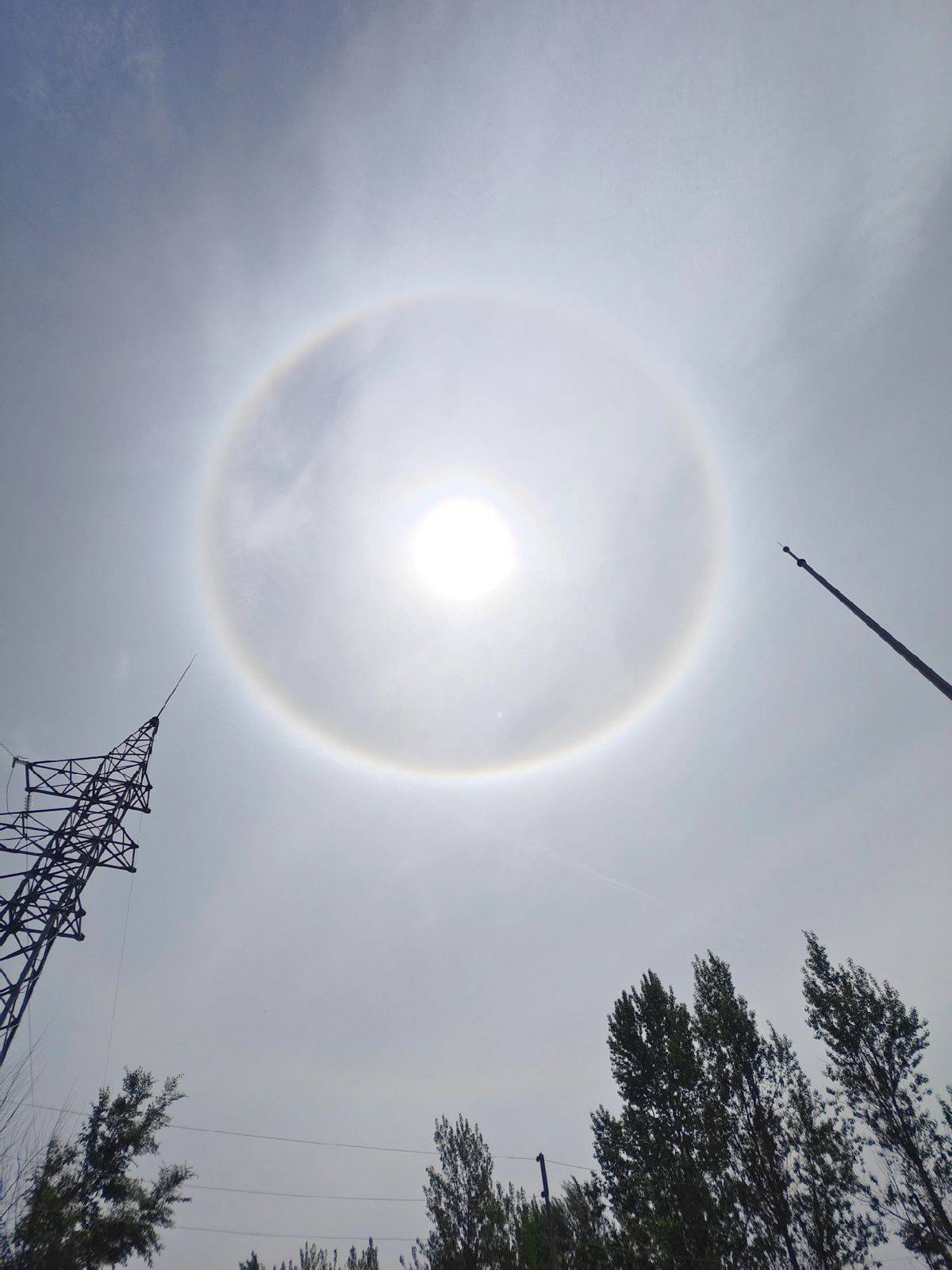 东北多地现日晕奇观太阳被彩色光环绕仿佛戴上美瞳气象部门出现