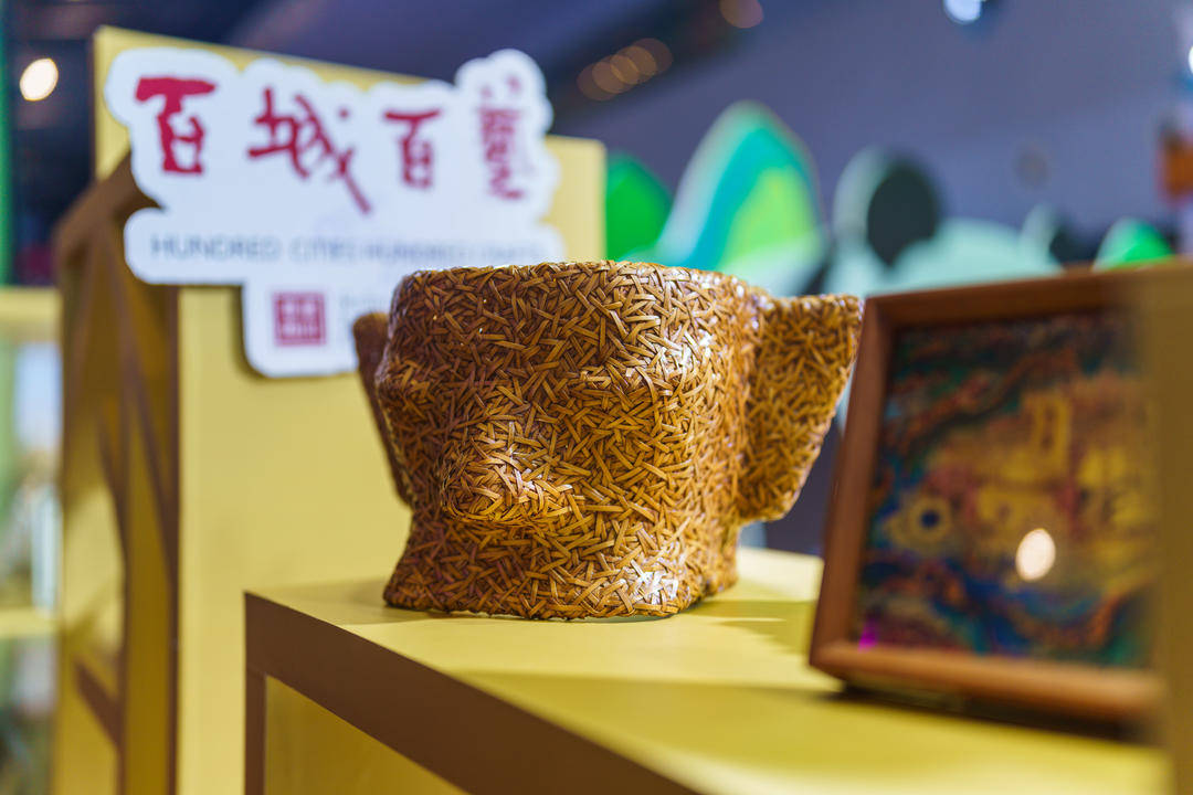 以竹编推介城市文旅 成都崇州“乡游元素”亮相上海国际旅博会