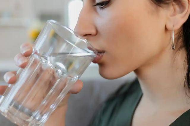 原创            医生坦言:大量喝水的高血压患者，不用多久，身体或有6变化