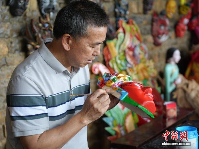 安顺地戏“脸子”：600年传承的木雕艺术