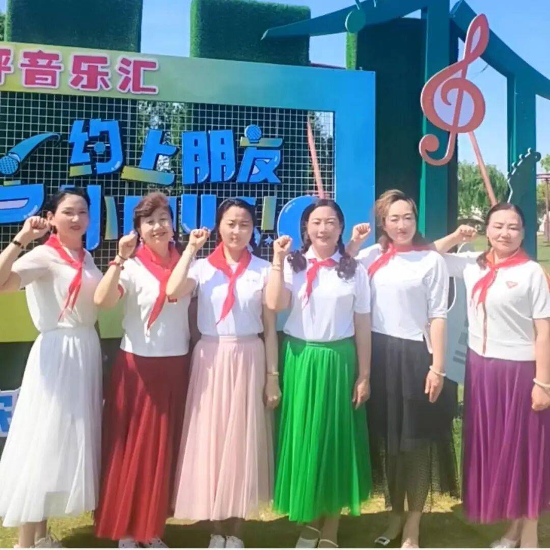 吴春红 |童心未泯是最高级的浪漫_红领巾_五角星_颜色