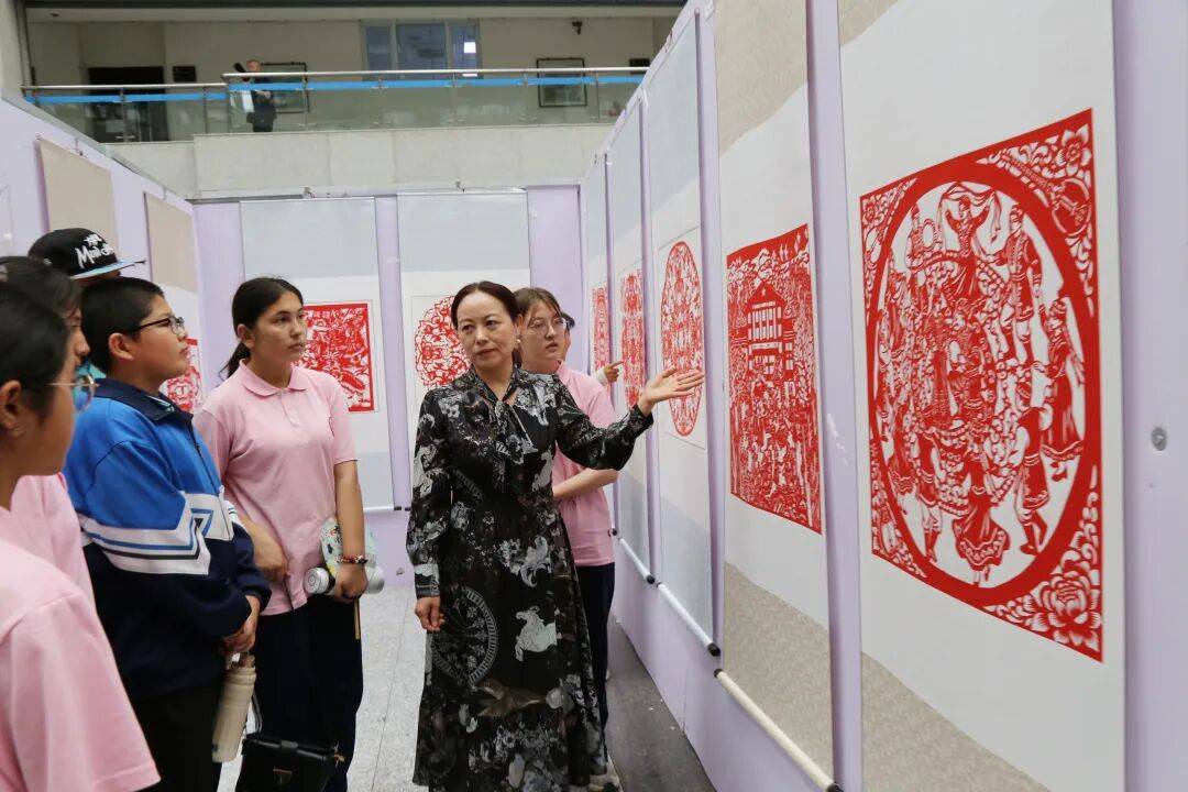 石河子大学小幅艺术作品展开幕