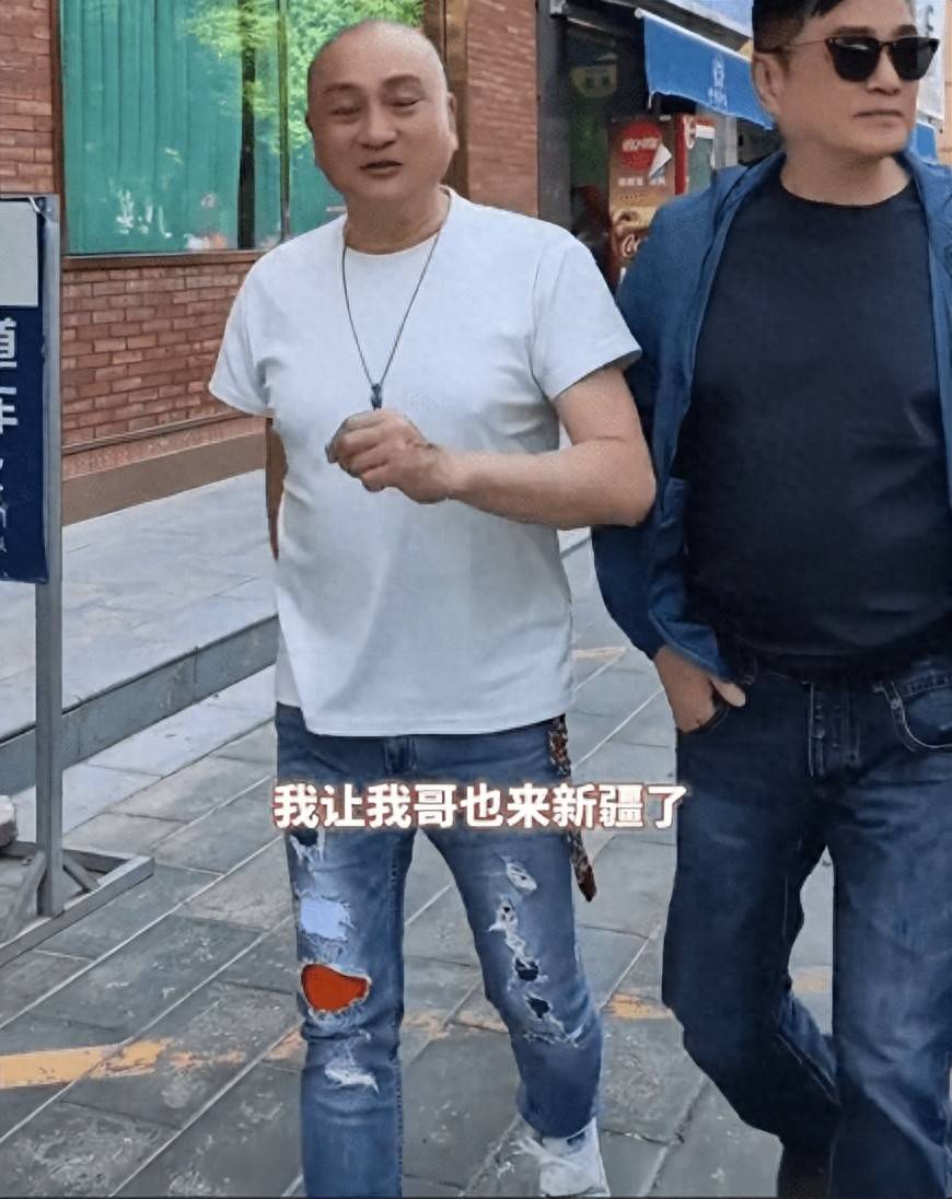 香港知名兄弟同框曝光，外貌差距惹热议，哥哥似年轻10岁