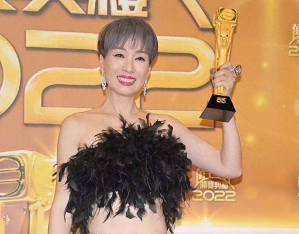香港知名演员转型拍短剧，网友质疑遭降格，拿下视后两年无剧可拍封面图