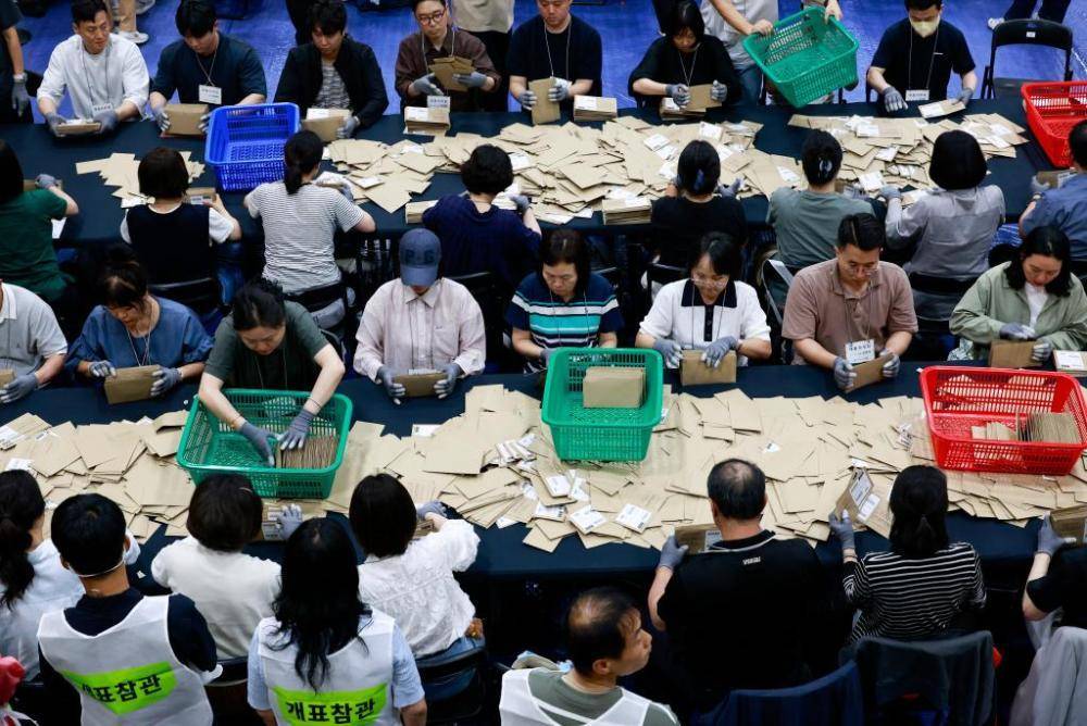 韩国最大在野党支持率反超执政党-华闻时空