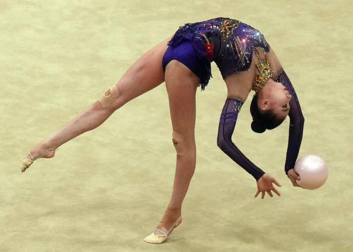 赛场瞬间｜艺术体操世界挑战杯：中国小将王淇个人全能夺金