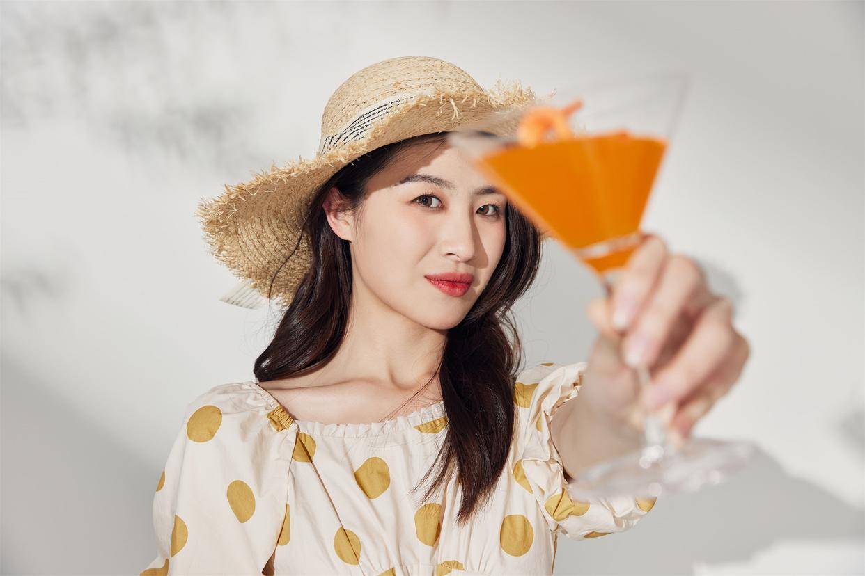 原创            一男一女要是有了这么一个小动作，那早就是情人了，尤其是有家室的人