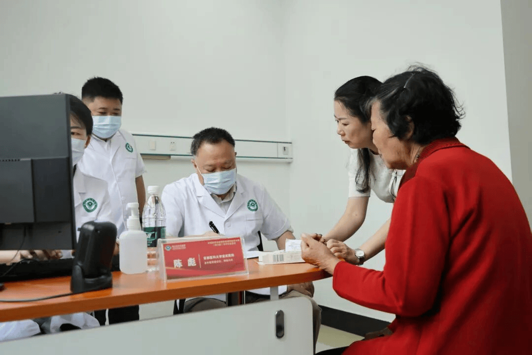 包含朝阳医院门诊陪诊挂号服务慢病病情跟踪管理，定期复诊提醒的词条