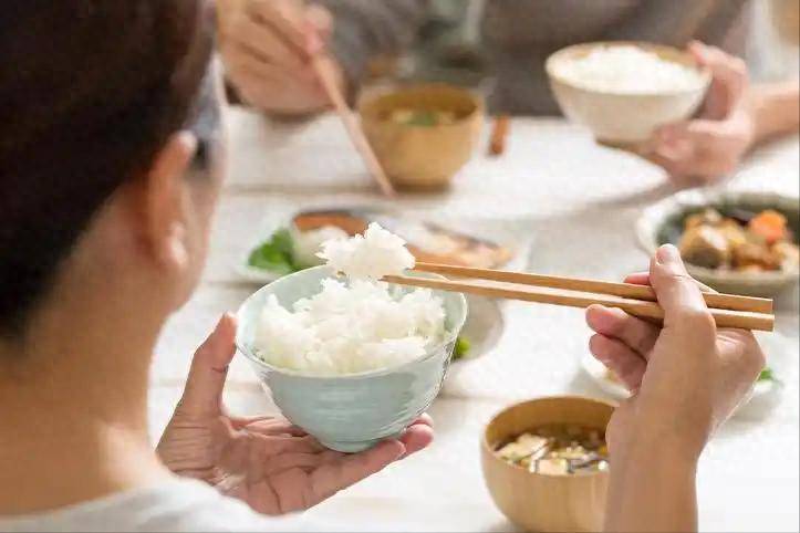 原创            医生发现：规律吃晚饭的人，比空腹入睡者更难遭遇脑梗风险