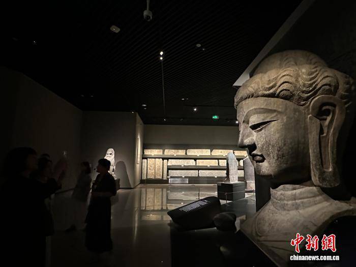河南郑州：中原古代石刻艺术展吸引游客参观