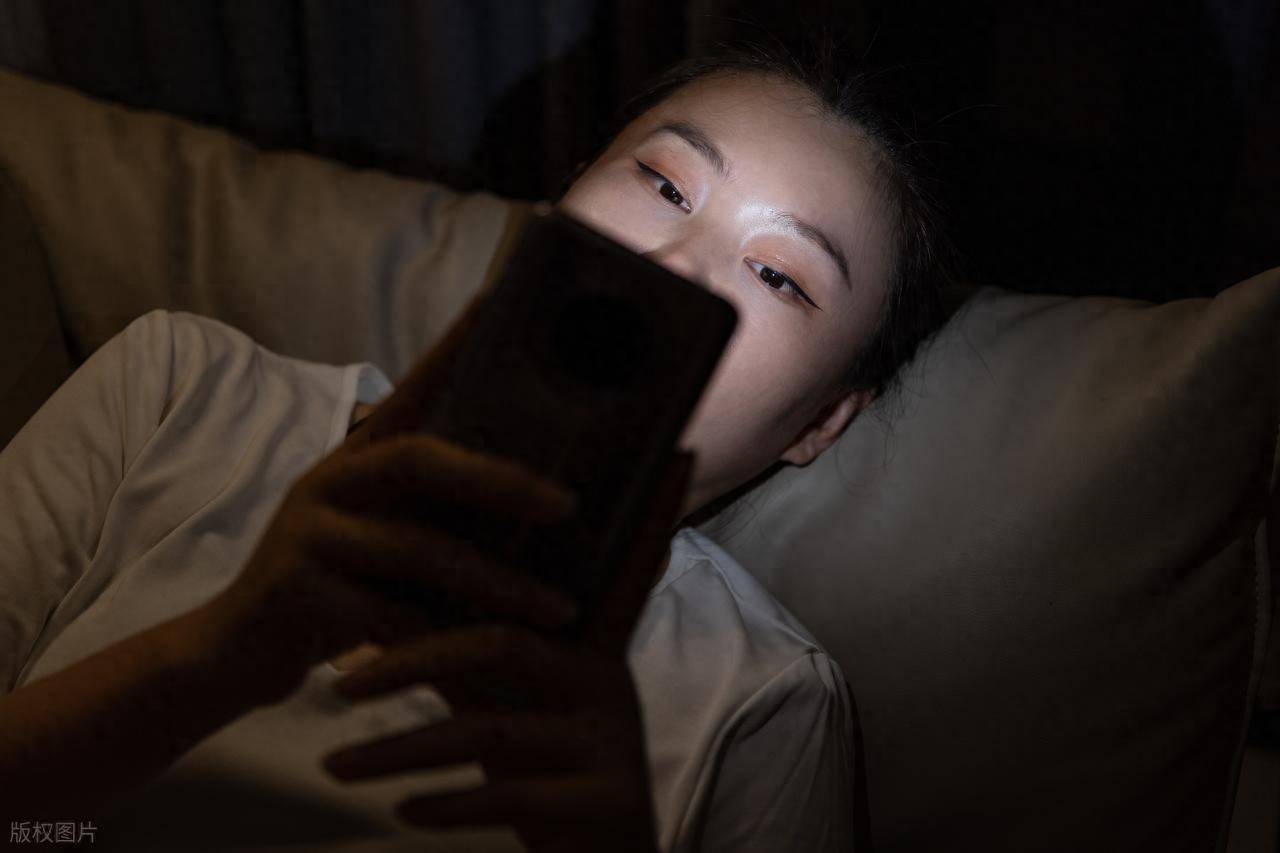 原创            频繁半夜刷手机破坏睡眠，八种血管损害累积，放下手机护脑供血