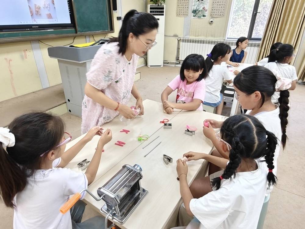 两校联合，孩子们携手学会“指尖上的艺术”
