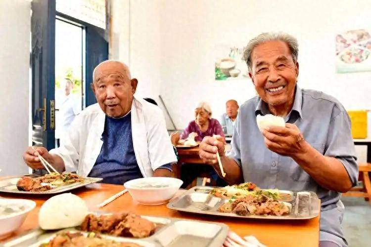 原创            肠胃决定晚年！劝告老人：夏天炎热，常吃这4样，肠道通消化好