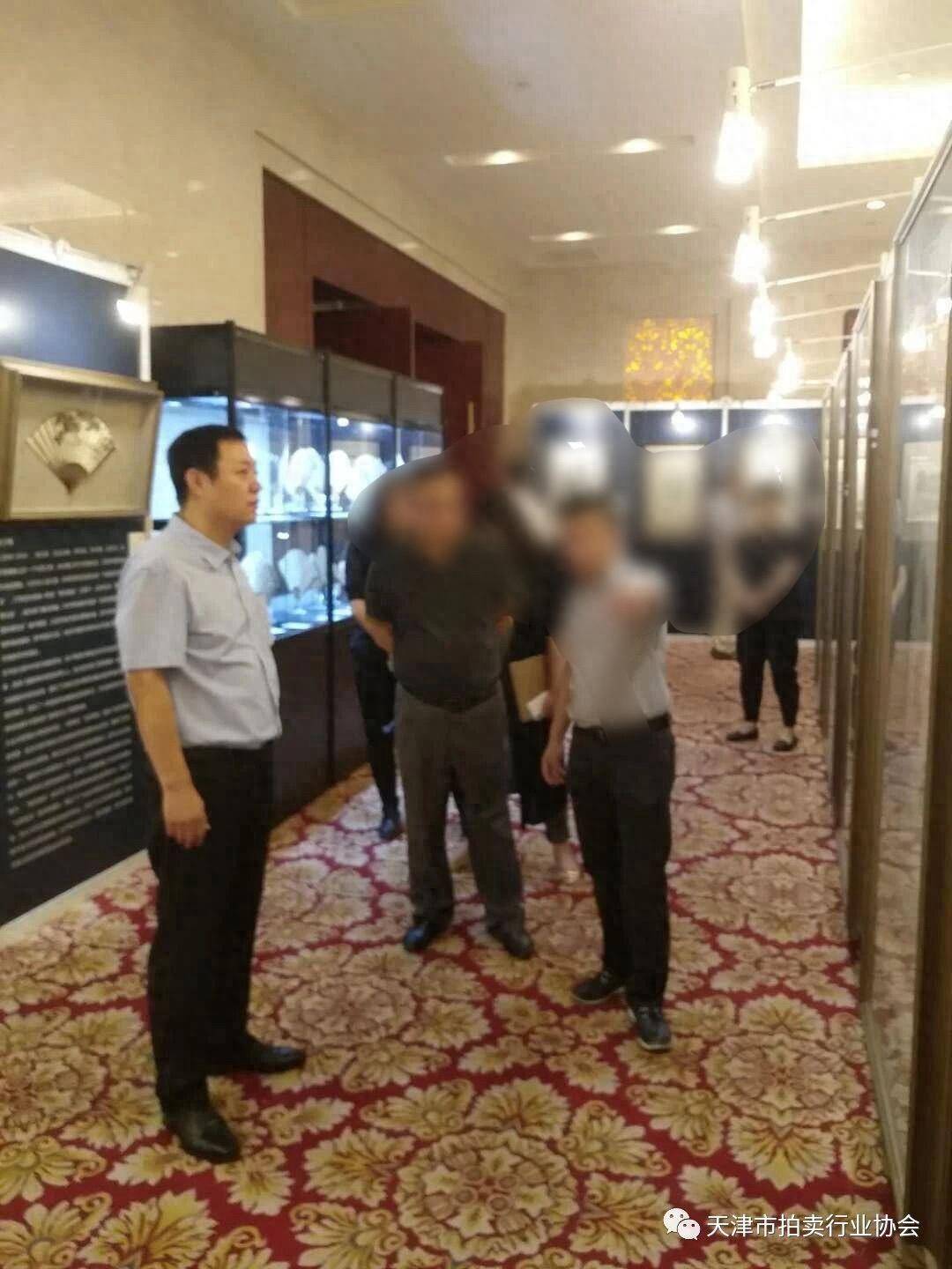 拍卖协会会长“瞒天过海”，安排妻子、儿媳竞拍法拍房，1603万就拿到3026万别墅，另有4套房倒手就赚175万！最后获刑15年