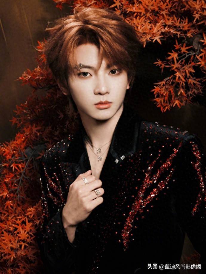 穆祉丞封神：红钻丝绒套装搭配戴比尔斯莲花珠宝，锋芒雅致共生