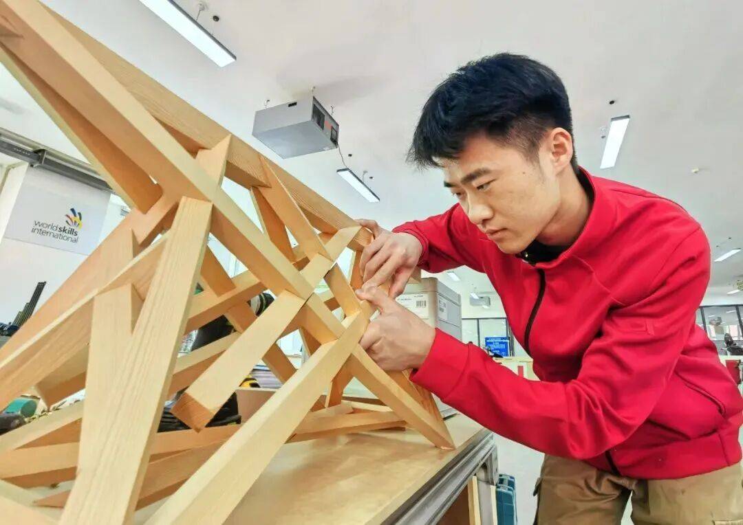 刨花飞舞 匠心独运｜第48届世界技能大赛木工项目选手刘德祥