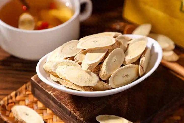 原创            黄芪伤肾，黄芪泡水喝危害多？专家提醒：真正伤肾的是这4类中药