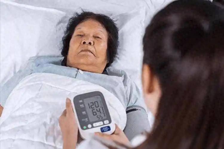 原创            高温天气，医生苦劝高血压患者：宁可吹吹空调，也别频繁做5件事