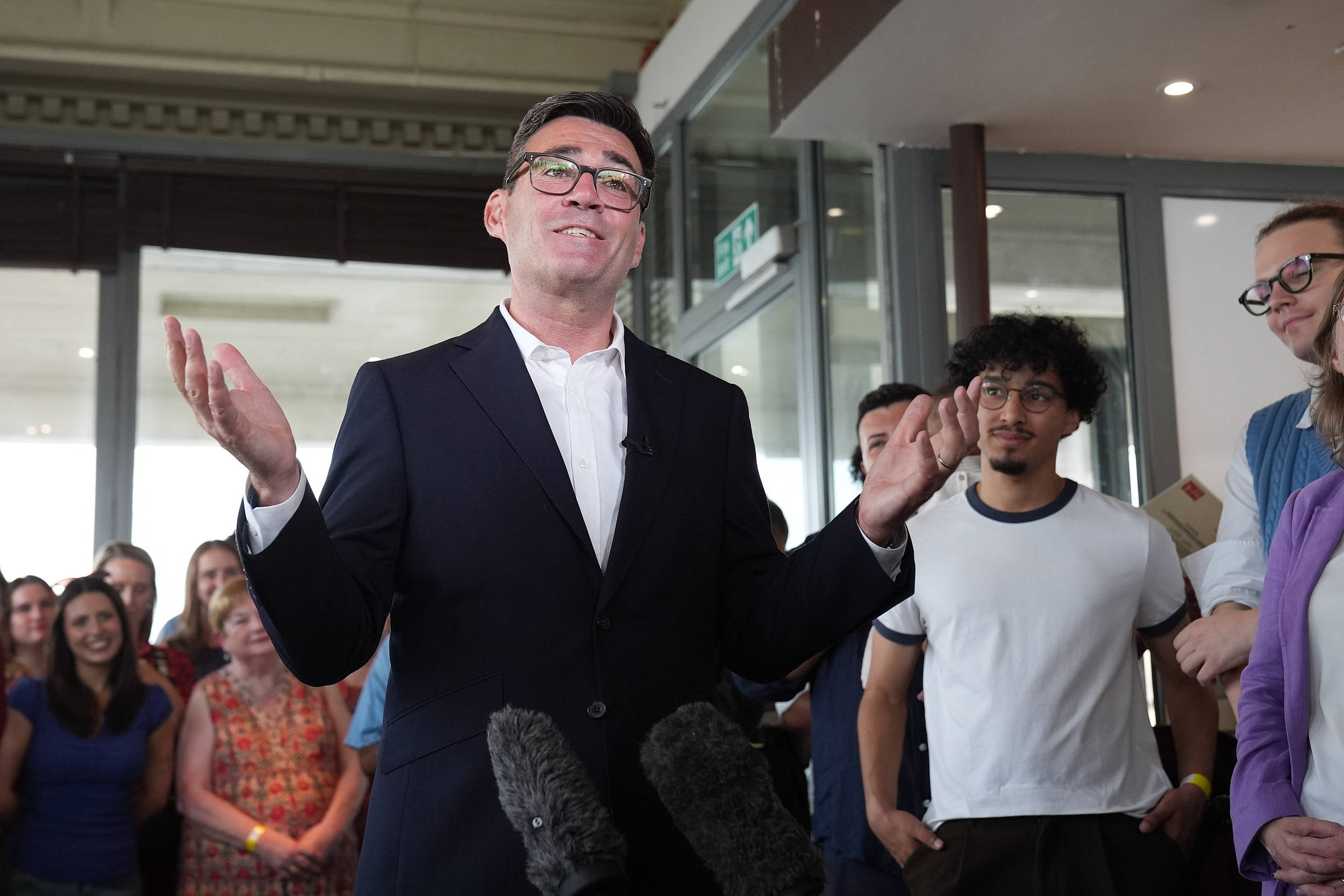 伯纳姆出任英国首相,民生新政备受关注-华闻时空