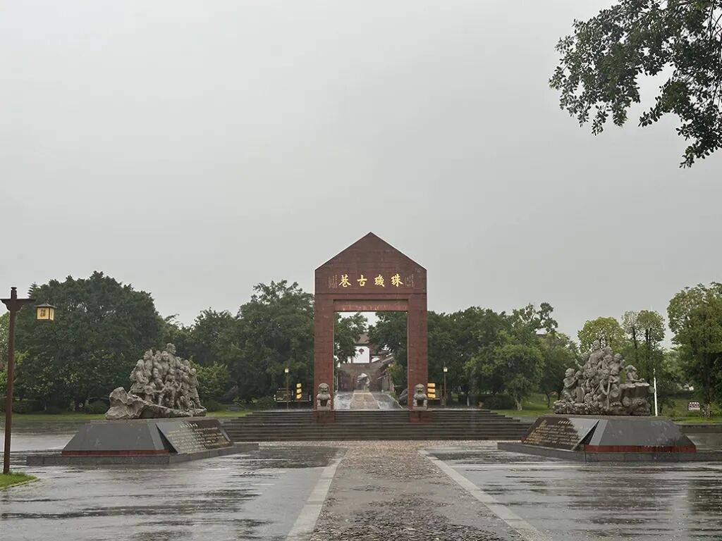 村子花700多万建宗祠 建成一年后木材腐烂开裂成严重损坏房(图4) 文章配图-1