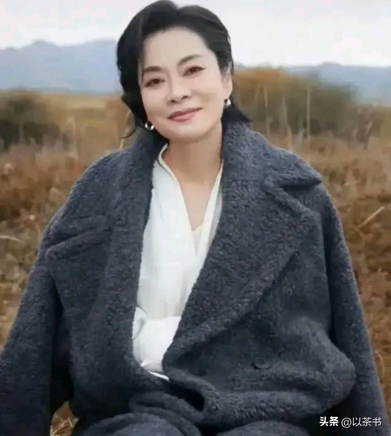 63岁毛阿敏白发不染黑丈夫去世5年她有儿女相伴越活越随性