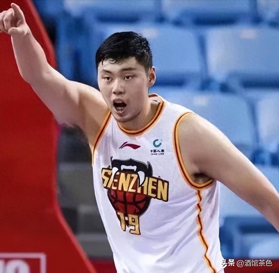 父亲是知名篮球教练，前女友是李月汝，26岁的他已淡出CBA赛场
