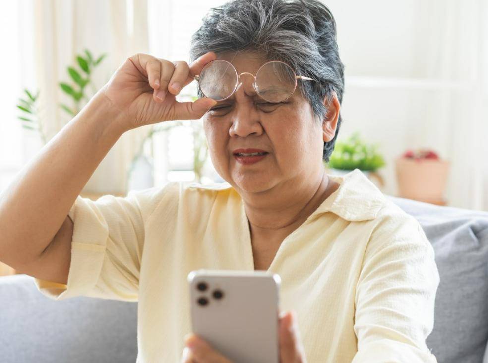 原创            医生呼吁：一旦患上了白内障，这3物就不要碰了，别害了自己