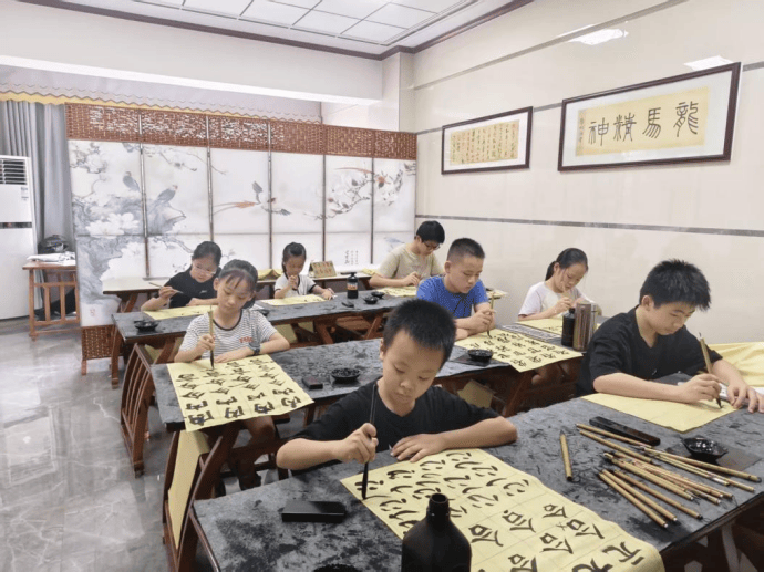 「团聚青春 点亮暑假」卓成书法公益课堂重磅加入，硬笔书法免费学！
