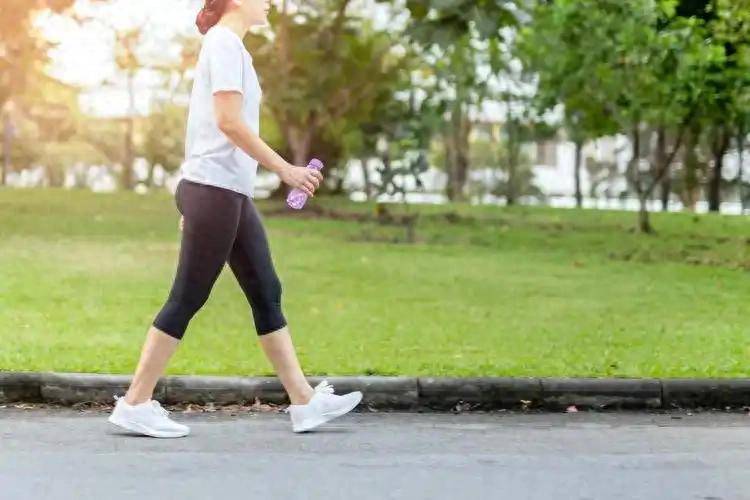 原创            医生发现：天热坚持走路锻炼的糖尿病患者，不用多久，或有 5改善