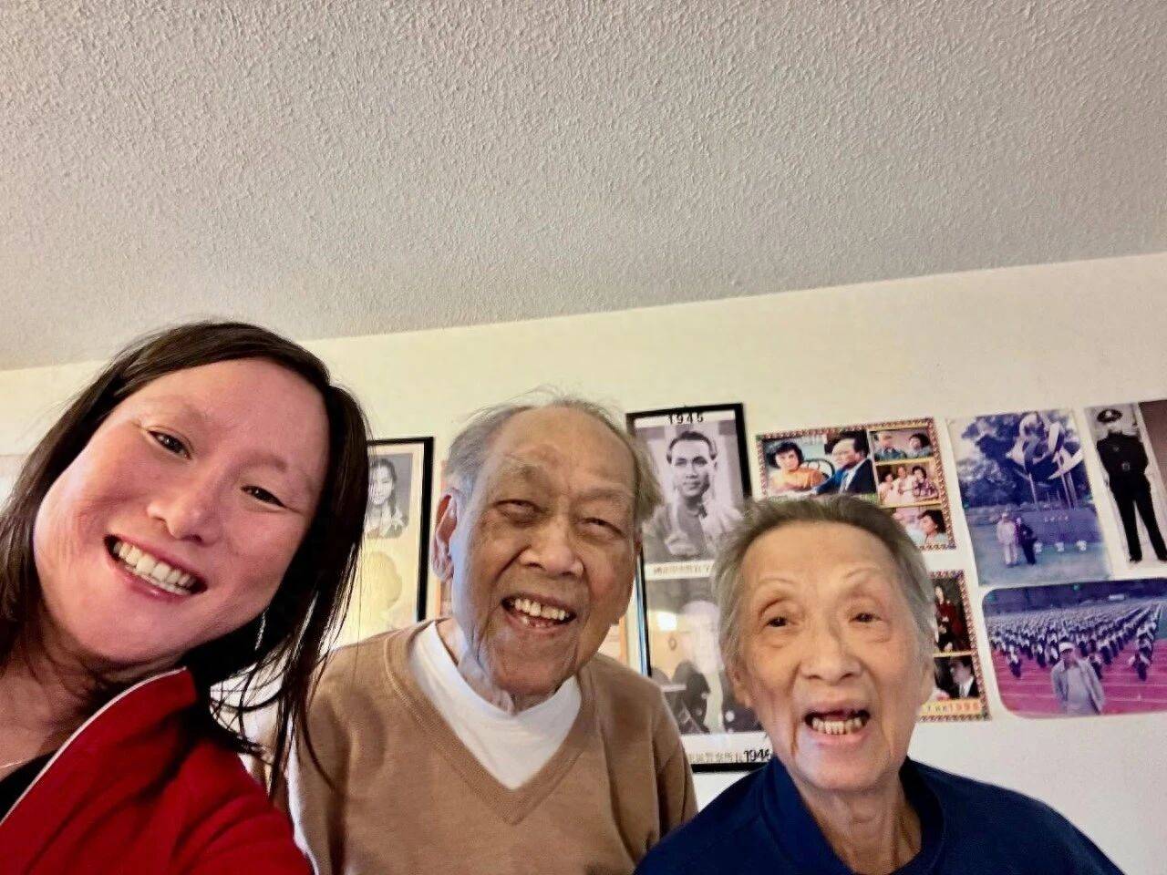 TVB102岁老戏骨罕露面，与太太相伴逾70年，家中满墙旧照如博物馆