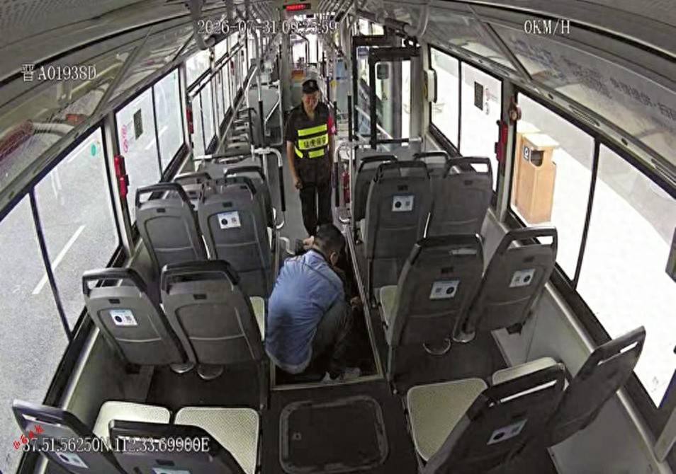 乘客突发癫痫 公交司机及时施救
