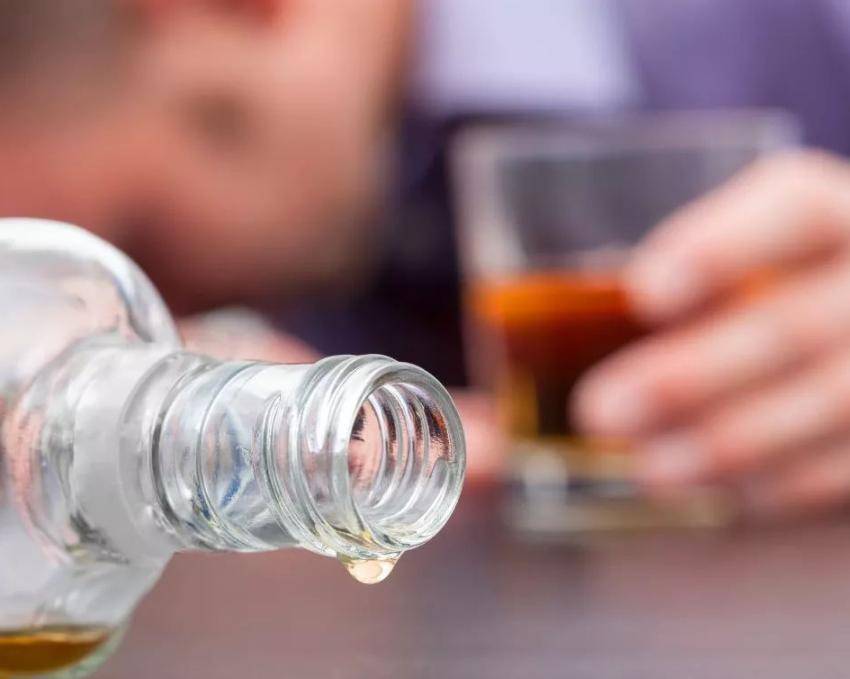 原创            男性长期“不喝酒”，身体会有哪些变化？别不信，4个现象挺明显