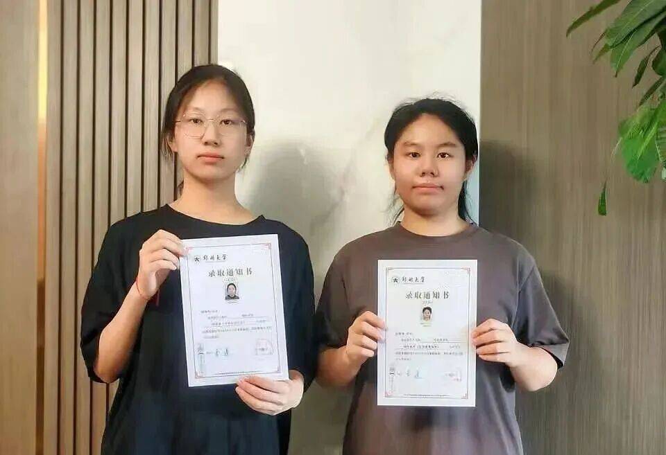 12对双胞胎考上同一所大学