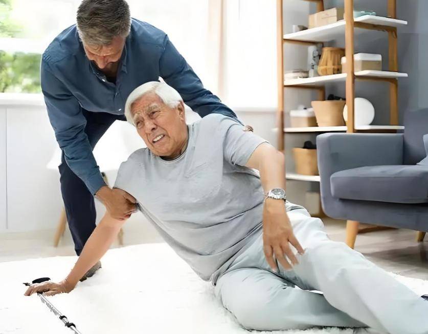 原创            老人摔一跤就骨折？提醒：老人多补充2种营养，或降低33%骨折风险