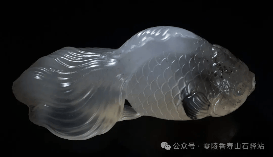 手上有这么通透的玛瑙晶吗