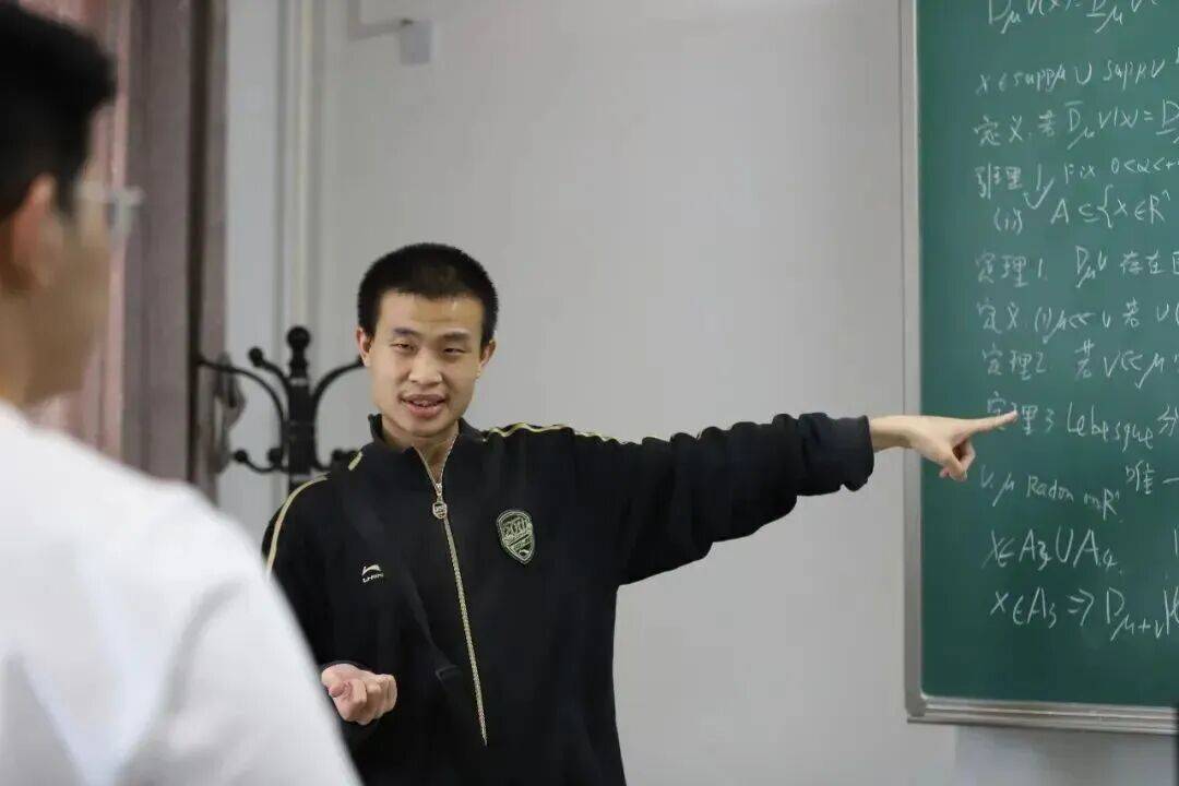 如何看待韦东奕账号时隔 14 个月更新，橱窗上架「韦东奕主编小学数学练习册」？要开启商业化尝试了吗？