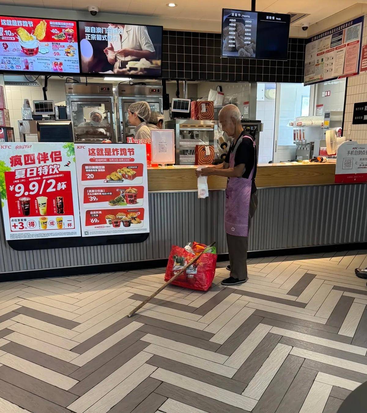 暖哭了！辽宁一拾荒老人进肯德基门店拿塑料瓶讨水喝，店员用隔热杯装好热水打包递给她，当事人：塑料瓶不隔热怕烫着老人