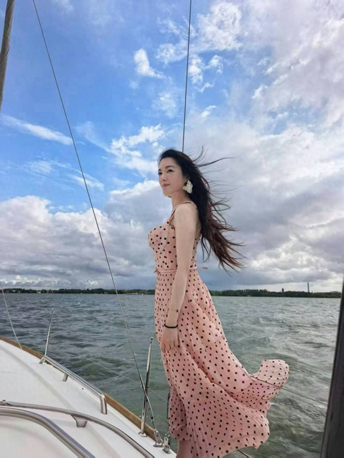 43岁香港知名女星离婚后大解放,游艇低胸晒好身材