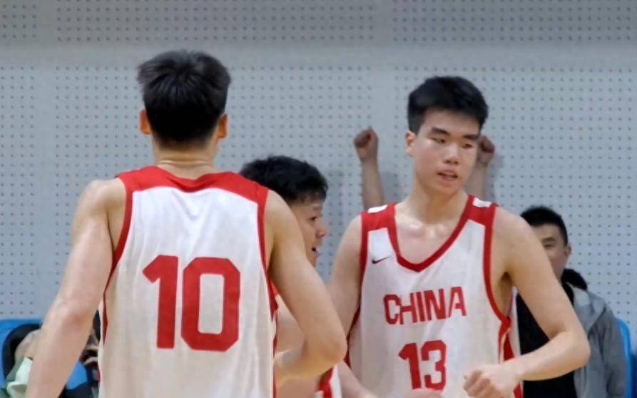 U18亚洲杯中国队半场领先新西兰，张淳智替补爆发砍下15分，中国男篮距离决赛只差半场球