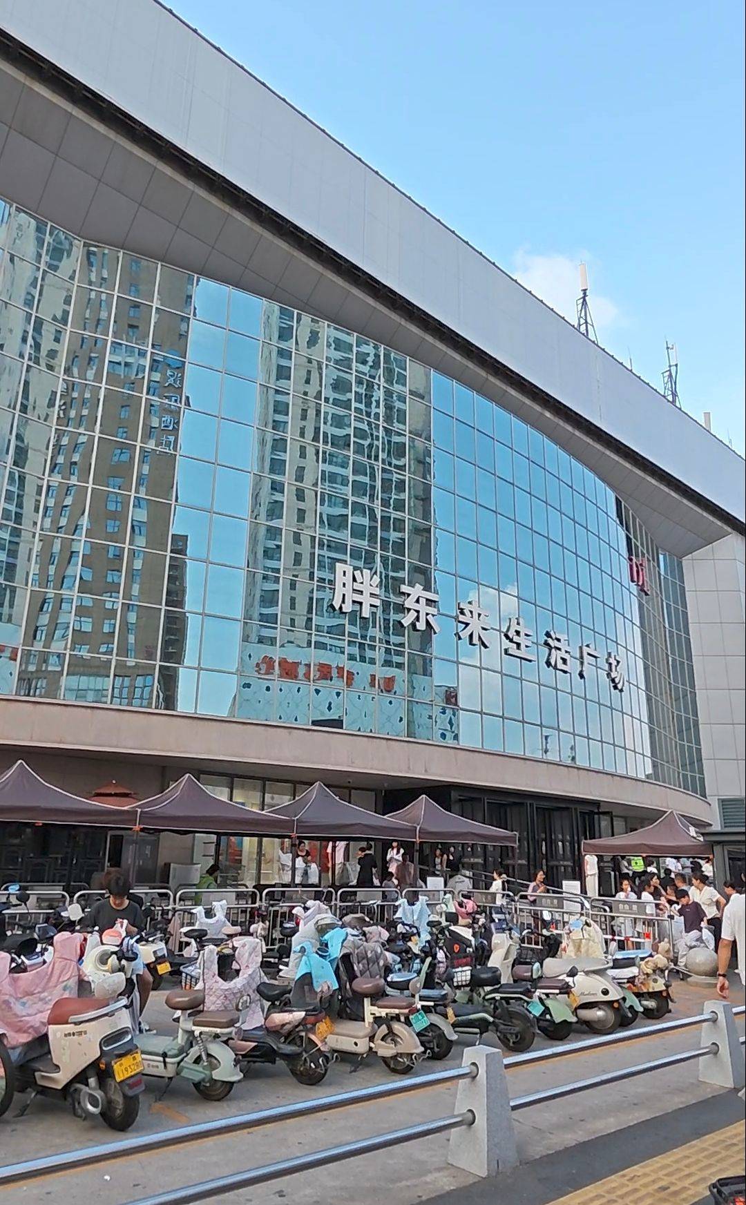 胖东来生活广场顾客更多了：7点就排队
